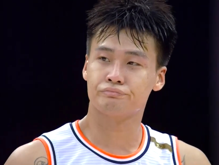 里程碑夜利物浦手感冰凉；CBA季后赛加时末段刷纪录；气氛紧张；更衣室氛围转暖的简单介绍